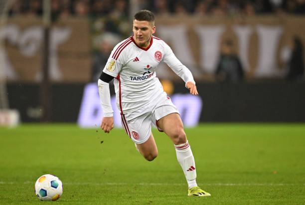 队的锋线尖 队的锋线尖